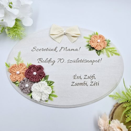 Anyák napi ajándék, gravírozott fa dísz horgolt virágokkal