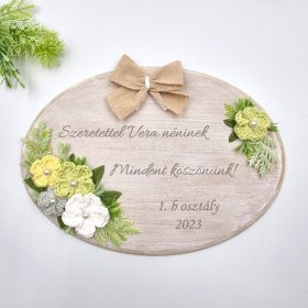   Egyedi feliratos gravírozott fa dísz horgolt virágokkal (3 színkombináció)