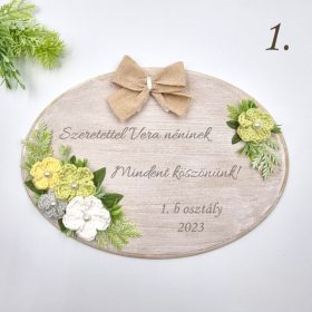  Egyedi feliratos gravírozott fa dísz horgolt virágokkal (3 színkombináció)