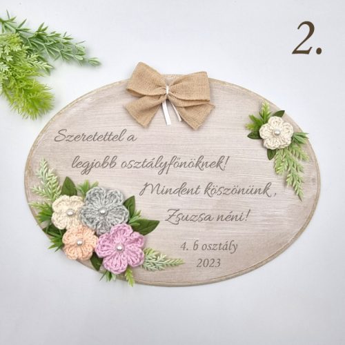 Egyedi feliratos gravírozott fa dísz horgolt virágokkal (3 színkombináció)