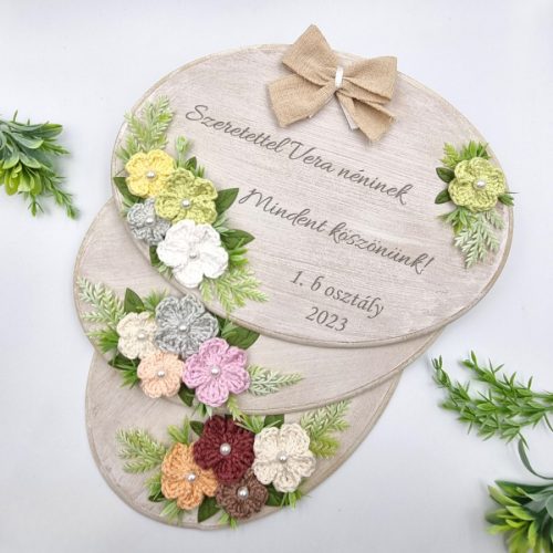 Egyedi feliratos gravírozott fa dísz horgolt virágokkal (3 színkombináció)