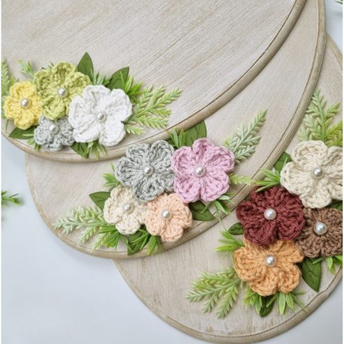 Egyedi feliratos gravírozott fa dísz horgolt virágokkal (3 színkombináció)