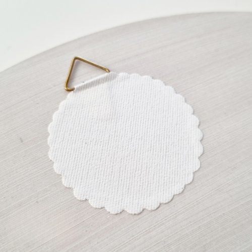 Egyedi feliratos gravírozott fa dísz horgolt virágokkal (3 színkombináció)