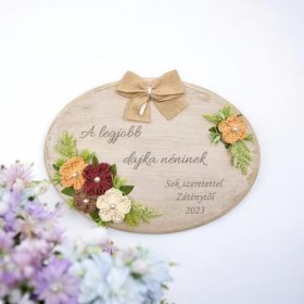 Ajándék tanító néninek, óvó néninek, egyedi feliratos gravírozott fa dísz horgolt virágokkal