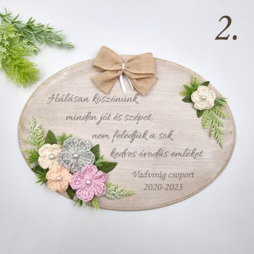 Ajándék tanító néninek, óvó néninek, egyedi feliratos gravírozott fa dísz horgolt virágokkal