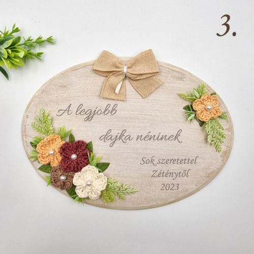 Ajándék tanító néninek, óvó néninek, egyedi feliratos gravírozott fa dísz horgolt virágokkal