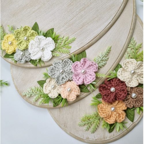 Ajándék tanító néninek, óvó néninek, egyedi feliratos gravírozott fa dísz horgolt virágokkal