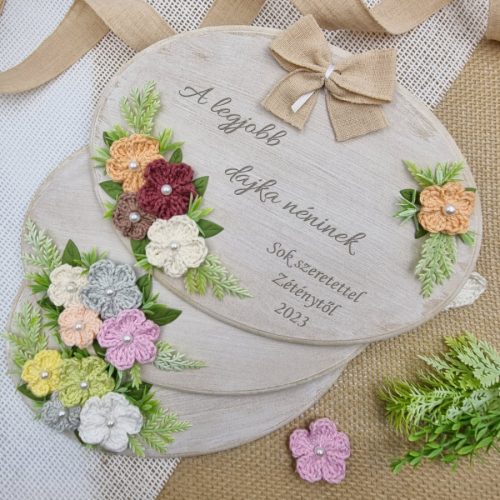 Ajándék tanító néninek, óvó néninek, egyedi feliratos gravírozott fa dísz horgolt virágokkal