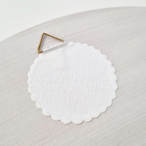 Ajándék tanító néninek, óvó néninek, egyedi feliratos gravírozott fa dísz horgolt virágokkal