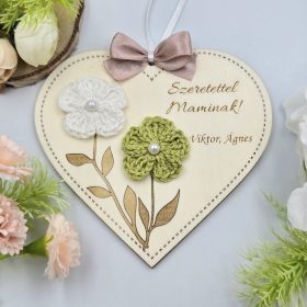 Anyák napi ajándék, gravírozott szív horgolt virágokkal