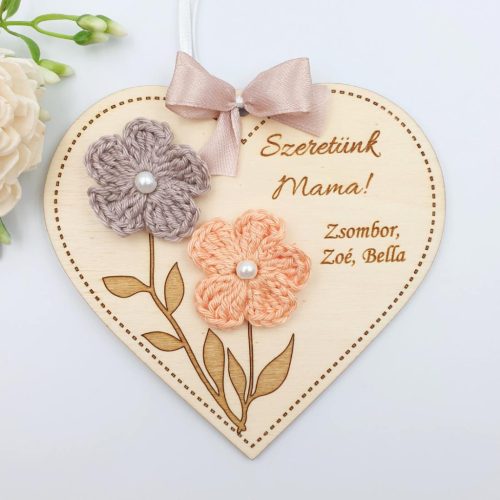 Anyák napi ajándék, gravírozott szív horgolt virágokkal