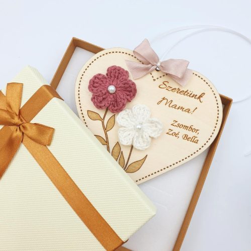 Anyák napi ajándék, gravírozott szív horgolt virágokkal