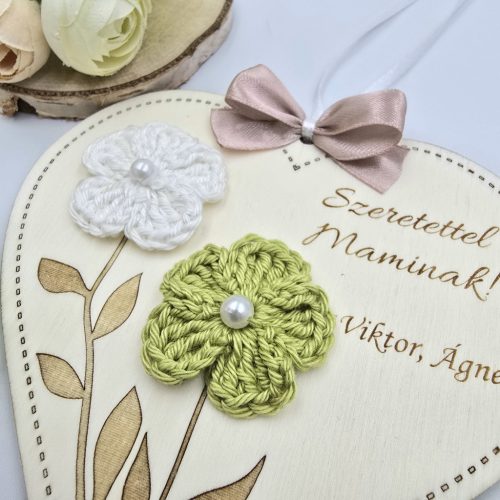 Anyák napi ajándék, gravírozott szív horgolt virágokkal