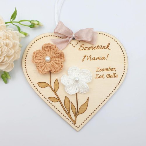 Anyák napi ajándék, gravírozott szív horgolt virágokkal