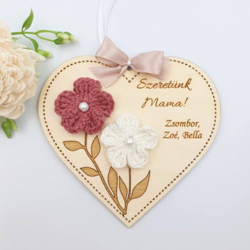 Anyák napi ajándék, gravírozott szív horgolt virágokkal