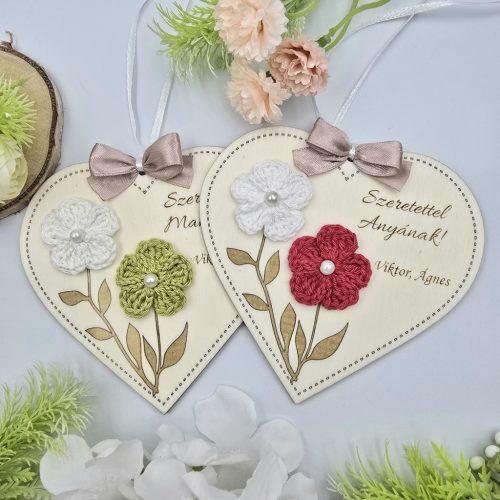 Anyák napi ajándék, gravírozott szív horgolt virágokkal