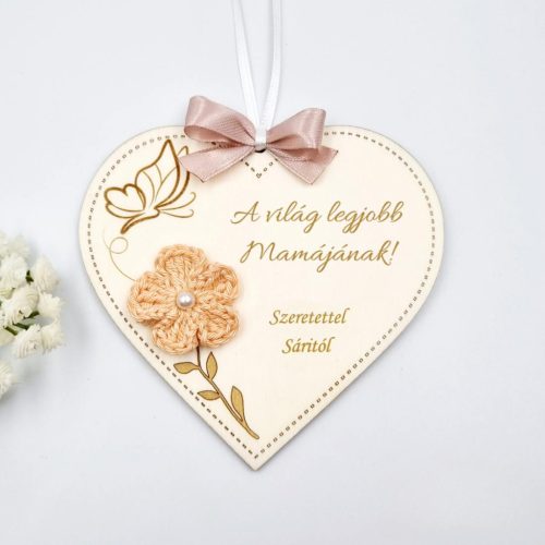 Gravírozott szív dísz horgolt virággal, ajándék anyák napjára