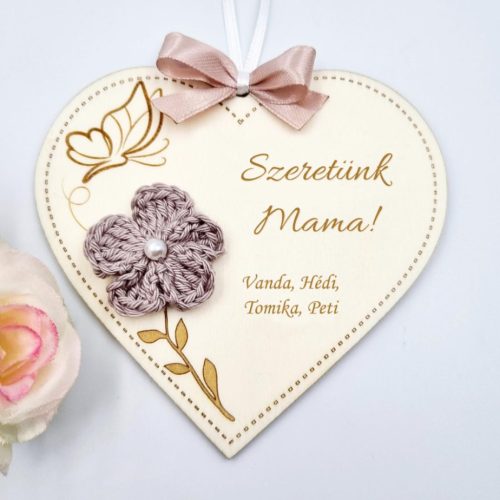 Gravírozott szív dísz horgolt virággal, ajándék anyák napjára