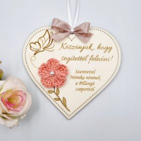 Ajándék tanító néninek, óvó néninek, egyedi feliratos gravírozott fa dísz horgolt virággal