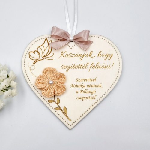 Ajándék tanító néninek, óvó néninek, egyedi feliratos gravírozott fa dísz horgolt virággal
