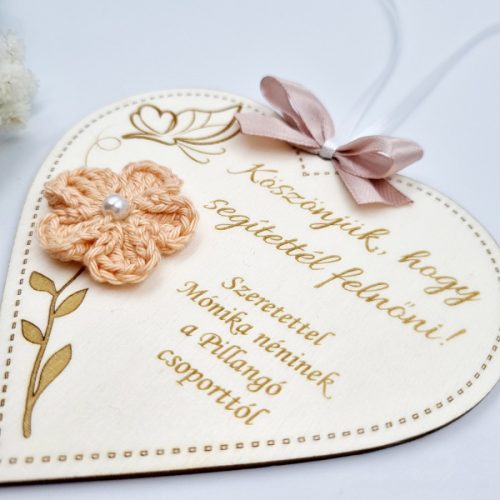 Ajándék tanító néninek, óvó néninek, egyedi feliratos gravírozott fa dísz horgolt virággal