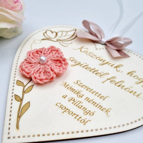 Ajándék tanító néninek, óvó néninek, egyedi feliratos gravírozott fa dísz horgolt virággal
