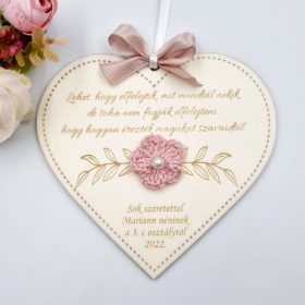   Egyedi feliratos szív alakú gravírozott fa dísz horgolt virággal (20 féle szín)