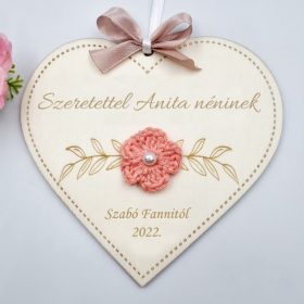 Ajándék tanító néninek, óvó néninek, egyedi feliratos szív alakú gravírozott fa dísz horgolt virággal