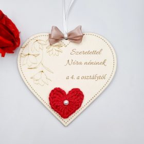  Egyedi feliratos szív alakú gravírozott fa dísz horgolt szívvel (20 féle szín)