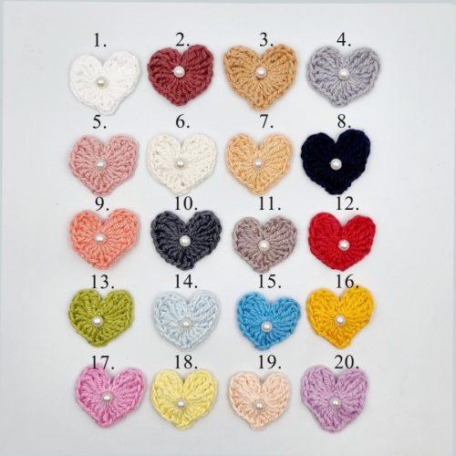 Egyedi feliratos szív alakú gravírozott fa dísz horgolt szívvel (20 féle szín)