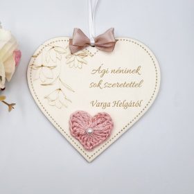 Ajándék tanító néninek, óvó néninek, egyedi feliratos szív alakú gravírozott fa dísz horgolt szívvel 
