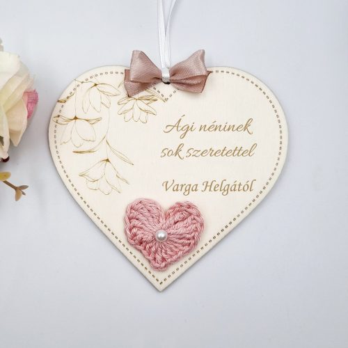 Ajándék tanító néninek, óvó néninek, egyedi feliratos szív alakú gravírozott fa dísz horgolt szívvel 