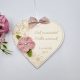Egyedi feliratos szív alakú gravírozott fa dísz horgolt virággal (20 féle szín)