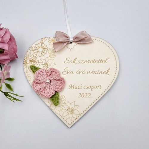 Ajándék tanító néninek, óvó néninek, egyedi feliratos szív alakú gravírozott fa dísz horgolt virággal 