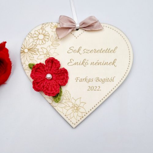 Ajándék tanító néninek, óvó néninek, egyedi feliratos szív alakú gravírozott fa dísz horgolt virággal 