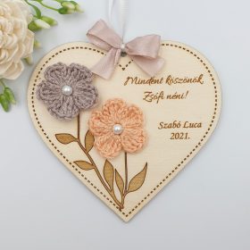 Ajándék tanító néninek, óvó néninek, egyedi feliratos szív alakú gravírozott fa dísz horgolt virágokkal