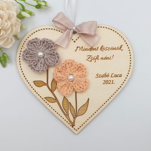 Ajándék tanító néninek, óvó néninek, egyedi feliratos szív alakú gravírozott fa dísz horgolt virágokkal