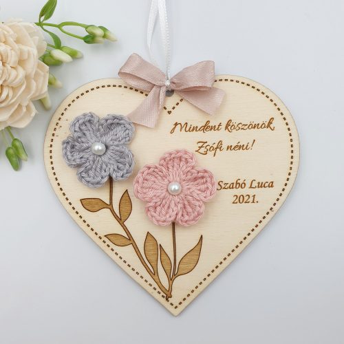 Ajándék tanító néninek, óvó néninek, egyedi feliratos szív alakú gravírozott fa dísz horgolt virágokkal