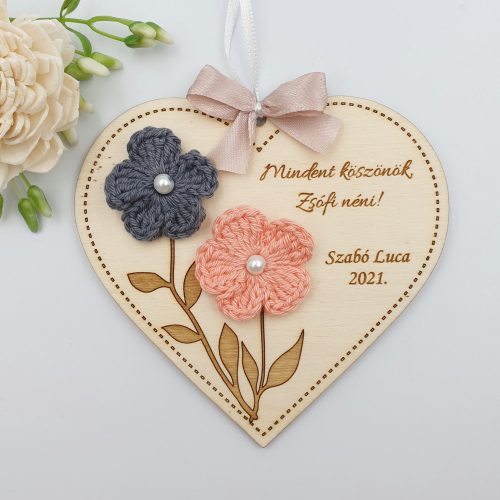 Ajándék tanító néninek, óvó néninek, egyedi feliratos szív alakú gravírozott fa dísz horgolt virágokkal