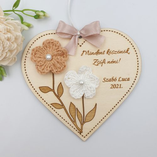 Ajándék tanító néninek, óvó néninek, egyedi feliratos szív alakú gravírozott fa dísz horgolt virágokkal