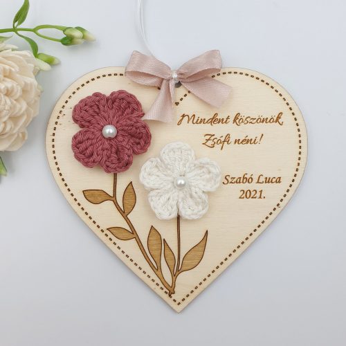 Ajándék tanító néninek, óvó néninek, egyedi feliratos szív alakú gravírozott fa dísz horgolt virágokkal