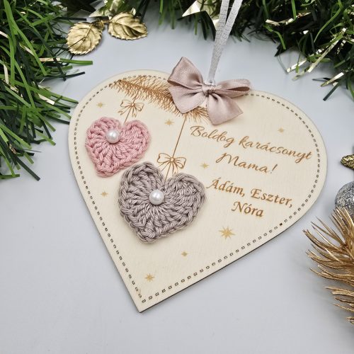 Egyedi feliratos karácsonyi gravírozott fa dísz horgolt mintával (több szín)