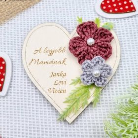 Ajándék anyák napjára, gravírozott fa hűtőmágnes egyedi felirattal, horgolt virágokkal