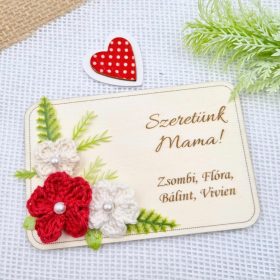 Gravírozott fa hűtőmágnes egyedi felirattal, horgolt virágokkal, anyák napi ajándék 