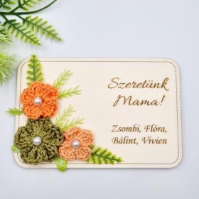 Gravírozott fa hűtőmágnes egyedi felirattal, horgolt virágokkal, anyák napi ajándék 