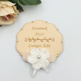   Gravírozott fa hűtőmágnes egyedi felirattal, horgolt virággal (20 féle szín)