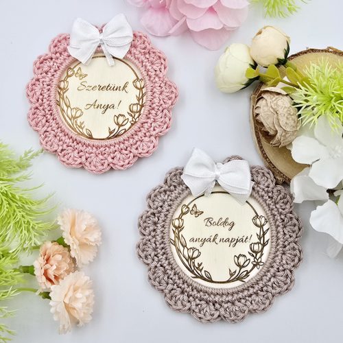 Anyák napi horgolt, gravírozott hűtőmágnes