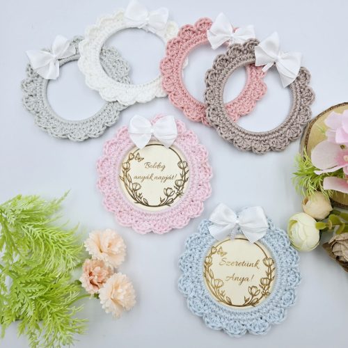 Anyák napi horgolt, gravírozott hűtőmágnes