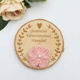   Gravírozott fa hűtőmágnes egyedi felirattal, horgolt virággal (20 féle szín)
