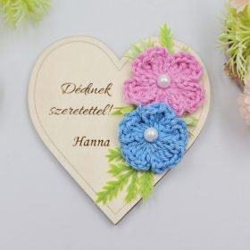   Gravírozott fa hűtőmágnes egyedi felirattal, horgolt virágokkal (20 féle szín)